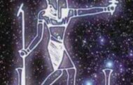 Qui est Osiris ? Ousiré, Siré, Wosara, Wosiré, Osoro Osaré, Osiris sont les différents appellations d’Osiris : le (Kem Our) est un terme pharaonique qui signifie (le  Grand Noir, le Grand Nègre) « Les Medou-Neter (Paroles Divines) sont utilisés d'écrire son nom pour montrer qu'il est le puissant Ancêtre qui veille sur le Trône Ddjkivin, mais avant de s'asseoir sur le trône, il fut le premier à avoir souffert, à être mis à mort, à être ressuscité d'entre les morts, à être monté au ciel pour s'asseoir sur le trône divin (sur lequel il est assis), pour rendre le jugement divin selon les lois de Maat »