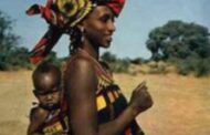 L'avantage de porter le bébé à l'africaine : pourquoi porter le bébé sur le dos dans la tradition Noire/Africaine ? Vous succombez vous aussi à la mode du portage ?? Promenez-vous votre bébé avec le porte-bébé ou avec une écharpe tendance ?? Mais sans ces matériels et surtout à la maison, vous pouvez porter votre Bébé grâce au mode de portage Noir/Africain idéal pour vous et pour lui