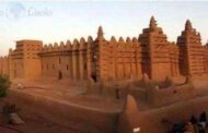 Il y a environ 800 ans, dans le pays que nous appelons aujourd'hui le Mali, se dressait une ancienne ville appelée Tombouctou bien connue pour ses grandes ressources, telles que l'or, l'ivoire, le sel ou encore sa culture passionnante; c'est aussi à Tombouctou qu'est créée la première université (l’université de Sankoré) « L'université de Sankore à Tombouctou est l'une des premières universités au monde; elle a été créé sous les ordres de Mansa Musa, l'homme le plus riche du monde »