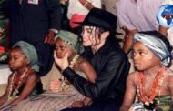 Devoir de mémoire : le retour à l'authenticité de Michael Jackson sur la terre de ses ancêtres, (1992, au mois de février, la pop star planétaire Michael Jackson est en visite en Afrique; un accueil triomphal lui est réservé; à son arrivéeau Gabon, une banderole à la main où il est écrit « Bienvenue à la maison, Michael »)
