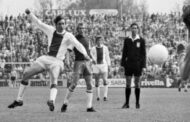 Devoir de mémoire : Johan Cruyff, né le 25 avril 1947 à Amsterdam et mort le 24 mars 2016 à Barcelone, est un footballeur international Néerlandais, qui a évolué comme milieu offensif ou attaquant, avant de devenir entraîneur; « Premier footballeur à avoir remporté le Ballon d'Or à trois reprises, il est considéré comme l'un des meilleurs joueurs de l'histoire, comme l'illustre sa sélection dans l'équipe mondiale de la FIFA du XXe siècle »