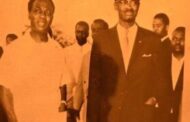 Devoir de mémoire : la première Conférence panafricaine des peuples africains, en décembre 1958, réunissant l'Afrique subsaharienne ainsi que le Maghreb et l'Égypte, se réunit à Accra (Ghana), et décida de soutenir les mouvements indépendantistes en Afrique; « La Commission de défense de l'Organisation de l'unité africaine est depuis basée à Accra; c'est Kwame N'Krumah, président de ce Ghana nouvellement indépendant, qui organise cette rencontre et désire en faire la plate-forme de lancement d'une politique africaine; il expose ses objectifs nationalistes et tente d'imposer le panafricanisme comme moyen d'accéder à la liberté »
