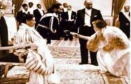 La soi-disant reine Elizabeth II et le soi-disant roi George saluant la dynastie salomonienne - Maison de David (Sa Majesté Impériale l'Empereur Haile Selassie I) : l'un des rares vestiges que vous ne verriez jamais, dans les médias esclavagistes Blancs/Occidentaux (5 février 1965) « La dynastie salomonide (ou salomonienne) est une dynastie d’Éthiopie, se réclamant du roi Salomon et de la reine de Saba, dont on dit qu’elle donna naissance à Ménélik Ier après sa visite à Salomon à Jérusalem, relatée dans la Bible »
