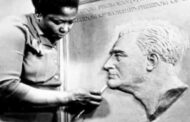 L'image de l'ancien président Franklin D. Roosevelt sur la pièce de dix cents américaine a été adaptée d'une sculpture de l'artiste afro-américaine Selma Hortense Burke, « Burke, artiste et enseignante, a fondé deux écoles d'art; elle est née à Moorseville, N.C. Elle est l'un des 10 enfants du ministre local (Neal Burke et de sa femme, Mary Jackson Burke), selon (blackpast.org); la jeune Selma est diplômée de l'Université d'État de Winston-Salem et diplômée de la St. Agnes School of Nursing en 1924 »