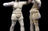 Rome - l'ancienneté Noire/Africaine de nombreux jeux : deux figurines en terre cuite de boxeurs Noirs/Africains « Le concours sportif traditionnel dans la tradition grecque a joué un rôle dans les jeux romains »