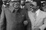 Les accusés Moses Kotane (à gauche) et Nelson Mandela quittent une salle d'audience à Pretoria, en Afrique du Sud, lors du procès pour trahison de 1958, qui a duré de 1956 à 1961, un procès de 156 accusés