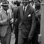 Les accusés Moses Kotane (à gauche)