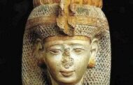 La première femme décrite comme médecin dans l'histoire de la planète était Merit Ptah : son image peut être vue dans une tombe dans la nécropole près de la pyramide à degrés de Saqqarah « Son fils, qui était un grand-prêtre, la décrivit comme (le médecin en chef) Merit Ptah a vécu en l'an 2700 avant JC peu après le grand médecin Imhotep »