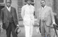 Marcus Garvey avec le prince Kojo Tovalou-Houenou du Dahomey (aujourd'hui Bénin), appelé le (Garvey d'Afrique), et George O. Marke, en 1924 : Marcus Mosiah Garvey Jr. ONH (17 août 1887 - 10 juin 1940) était un activiste politique jamaïcain, éditeur, journaliste, entrepreneur et conférencier « Il a été le fondateur et le premier président général de l'Universal Negro Improvement Association et de la Ligue des communautés africaines (UNIA-ACL, communément appelée UNIA), par lesquelles il s'est déclaré provisoire président de l'Afrique »