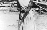 Carmen Pereira : disciple du nationaliste Amilcar Cabral « Carmen Pereira est une femme révolutionnaire de Guinée-Bissau, née en 1936; elle est la première femme chef d'État de son pays ainsi que la première en Afrique » Très jeune, elle s'engage dans la guerre d'indépendance de la Guinée-Bissau avec son mentor Amilcar Cabral, contre les terroristes Portugais