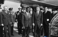 Devoir de mémoire : le président guinéen Sekou Touré (9 janvier 1922 - 26 mars 1984) avec le président américain John F. Kennedy à l'arrière de la voiture Lincoln Continental (Bubbletop) personnalisée de Kennedy lors d'une visite d'État à Washington, DC, le 10 octobre 1962; « Ahmed Sékou Touré était un dirigeant politique guinéen qui a été le premier président de la Guinée, servant de 1958 jusqu'à sa mort en 1984 »