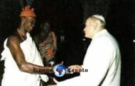 Le pape Jean-Paul II a-t-il été initié à la sorcellerie dite Noire/Africaine ? Mbuta Masse raconte son expérience dans le rituel vaudou : en 1985, le soi-disant Très Saint-Père Jean-Paul II, participant à un rituel vaudou au Togo; que pensent les catholiques Noirs/Africains chrétiens ?? Voici comment Mbuta Masse raconte son expérience, « Avant de rejoindre Bundu Dia Kongo (aujourd'hui Bundu Dia Mayala), j'étais particulièrement intéressé par les rituels Noirs/Africains authentiques, comme le vaudou (...); pour mes frères et soeurs de race appartenant à l'Eglise coloniale chrétienne, je ne suis qu'un sorcier, un adorateur de Satan, bref un antéchrist (...); car depuis plus de 20 ans j'invoque les divinités Noires/Africaines selon la pure tradition de Katiopa, (la Terre du Soleil Central, Sirius), comme le faisaient mes ancêtres Négro-Égyptiens »
