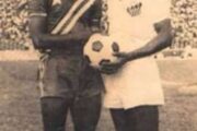 Devoir de mémoire : le roi Pelé et le seigneur Kibonge, (une histoire des géants du football Brésilien et Kongolais; nous sommes en 1967, lorsque le destin de Kibonge, se croise à celui du roi Pélé; en date du 02 juin 1967, le FC Santos, lors de sa première tournée en Afrique, fait un passage très remarqué et très médiatisé à Kinshasa); « Dans sa sélection Brésilienne, se trouve le meilleur joueur du monde; Pelé est donc cet hôte de marque des sportifs Kongolais; pour ce grand rendez-vous, à ne pas manquer, il s’observe une ruée vers le stade Tata Raphaël (stade du 20 mai) dans le chef de la population de Kinshasa, la capitale de la République démocratique du Kongo; l’arène est pleine comme un œuf, car tout Kinshasa veut voir jouer la légende Brésilienne »