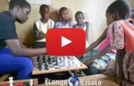 Devoir de mémoire : Phiona Mutesi, la championne d'échecs des bidonvilles ougandais « A 16 ans, elle a fait sensation dans le monde des échecs; Phiona, une ougandaise des bidonvilles, a appris à jouer aux échecs un jour où elle cherchait de la nourriture » ... (VIDÉO)