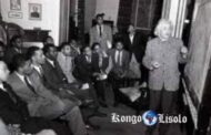 Albert Einstein, professeur de physique à l'Université hébraïque de Jérusalem, un grand scientifique, qui ne juge pas les gens par la couleur de leur peau, il se rend pour la première fois aux États-Unis pour donner un cours de physique à des étudiants Noirs/Africains à l'Université de Pennsylvanie, le 3 mai 1946 : Albert Einstein, était très choqué du traitement infligé aux Noirs/Africains, car les Blancs et les Noirs étaient séparés dans tous les lieux publics; Einstein déclare, et je cite « La séparation des Noirs et des Blancs n'est pas la faute des Noirs/Africains, c'est la faute maladive et raciste des Blancs »; Je n'ai pas l'intention de garder le silence à ce sujet; (Et ce n'était pas que des mots)